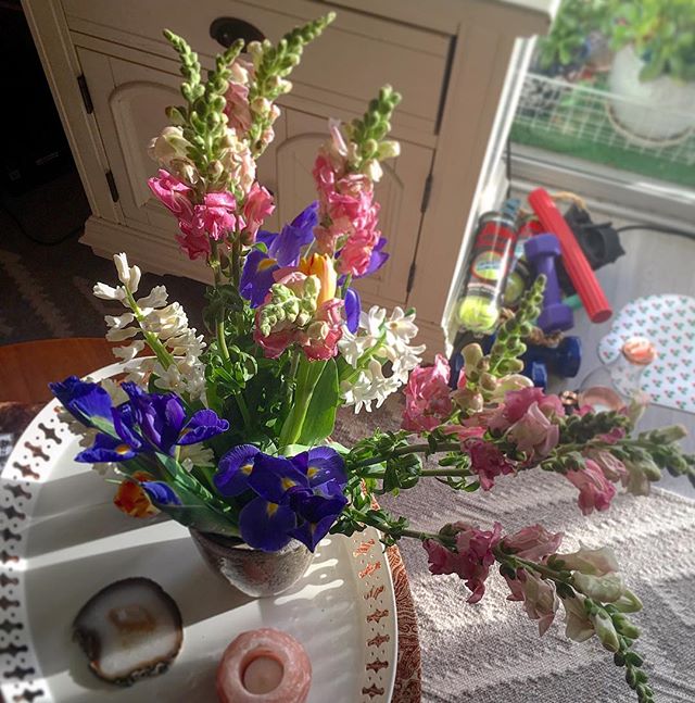 Happy Spring everyone! 💐💐💐 Don't mind the excessive fitness accessories... #atleastitry ? #tennis #healthy #freshflowers #bouquet #homesweethome #spring