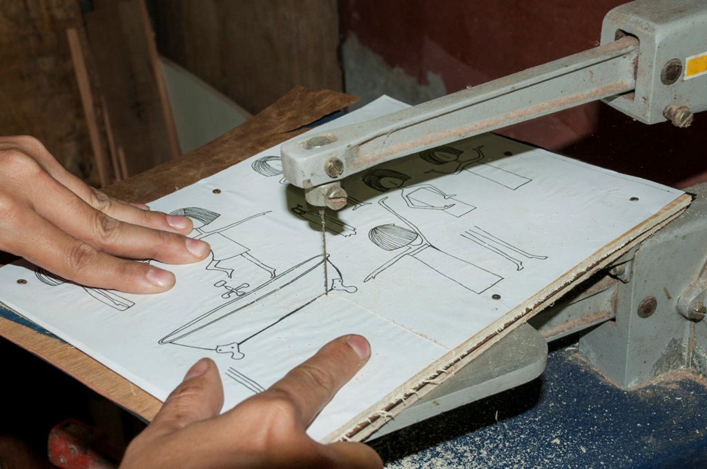 4. Os desenhos são cortados na serra tico-tico. E destacados cuidadosamente de cada lâmina.