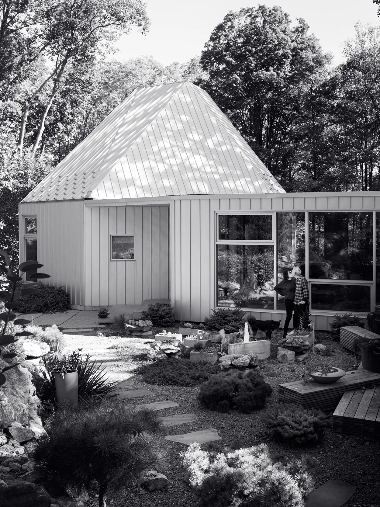 Minter and her hubby, Bill Miller, kissing in their succulent backyard garden.