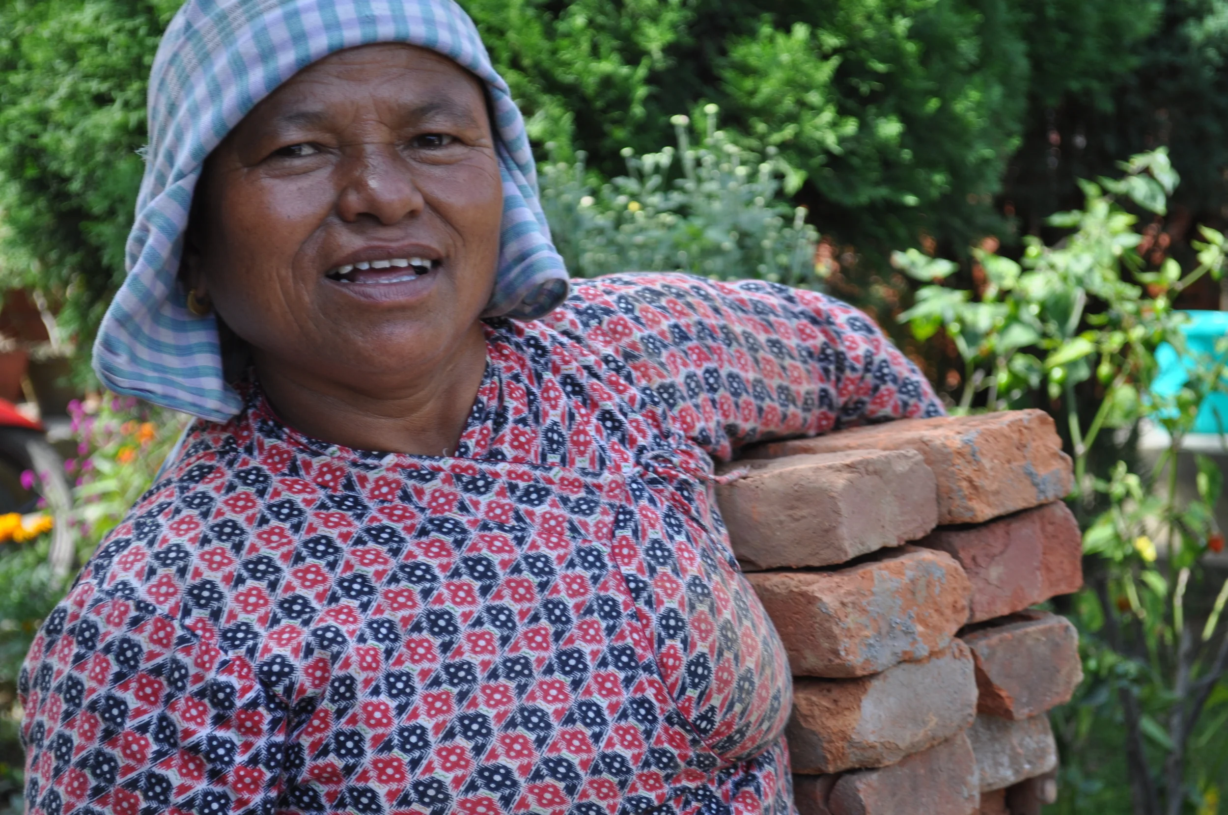 Women with bricks.JPG