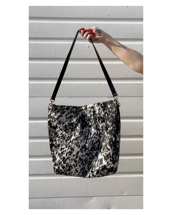 Salt &amp; Pepper Cowhide on our slouchy Hobo bag 🐄
These hides are all natural pattern and absolutely gorgeous in the sun 🤍🖤