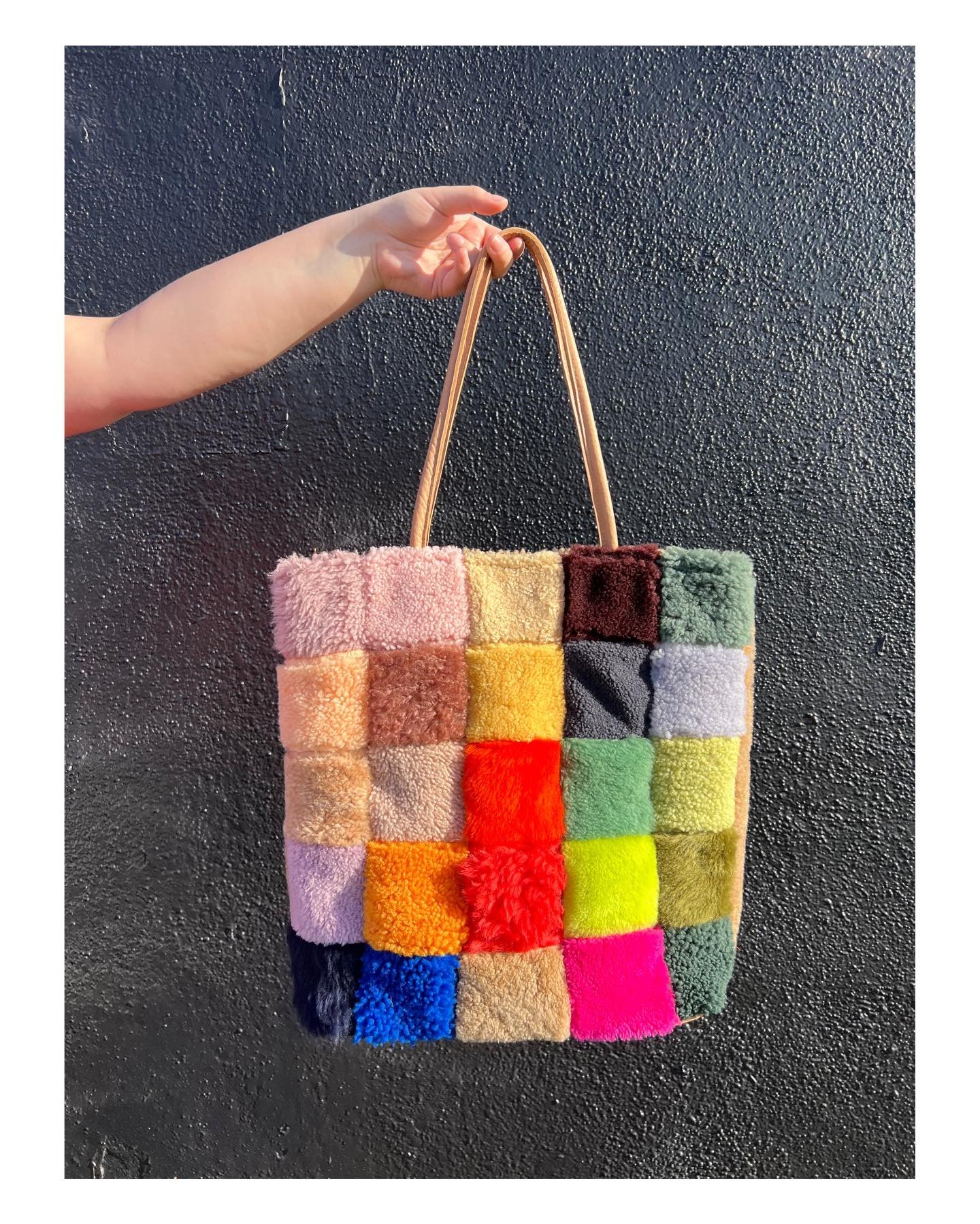 This bag is cute but it might also keep you warm this winter! Perfect for you or as a gift 💝