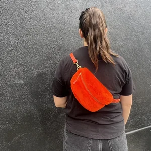 【IONSEOUL】Eyelet Strap Pocket Big Bag 4FM112 PRIMECUT: CHEETO SHEARLING BUM BAG