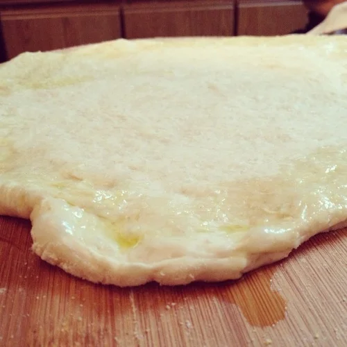 Important note regarding your crust! OLIVE OIL, OLIVE OIL, OLIVE OIL. Wipe all along the perimeter. Next up: me.