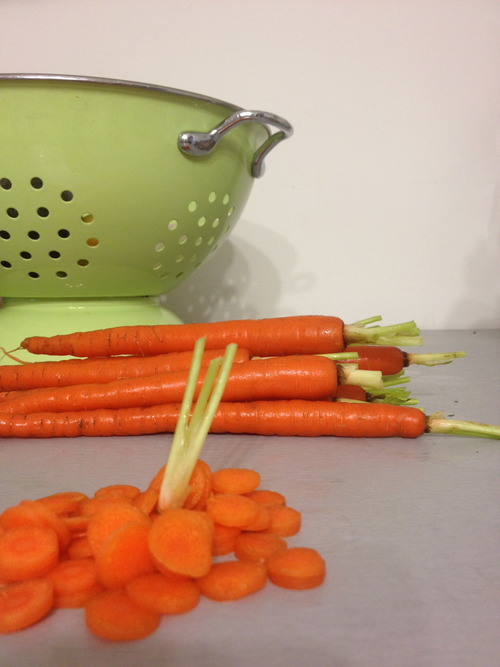 Thinly thinly thinly (THINLY) slice the carrots. 