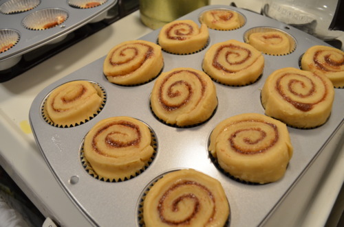  Lie each slice snaily side up atop the nuts and syrup that were already in the cups, and then let them rise and puff up for about 20 minutes before putting them into the oven for 20-25 minutes. 