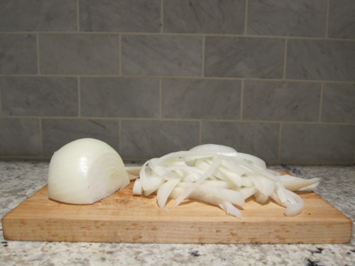 Thinly slice your onion.