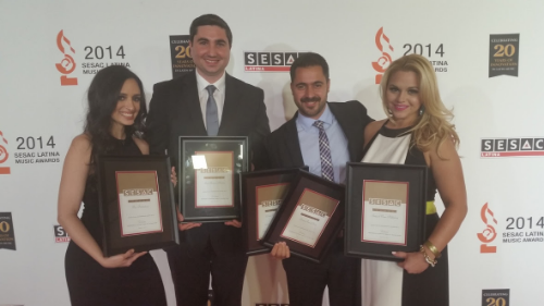 STEPHANIE Y CARLOS PITA. PIERRE Y PATRICIA HACHAR EN REPRESENTACION DE PRODUCCIONES TREO, JDK ENTERTAINMENT, LLC, DANNY DANIEL Y JESUS “CHUCHO” RONDON DE GRUPO TREO PARA SESAC LATINA RADIO PERFORMANCE AWARD POR TE GUSTA.