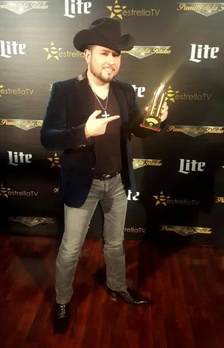 ROBERTO TAPIA GANADOR DEL PREMIO "MEJOR DISCO CON BANDA" DURANTE LOS PREMIOS DE LA RADIO 2015