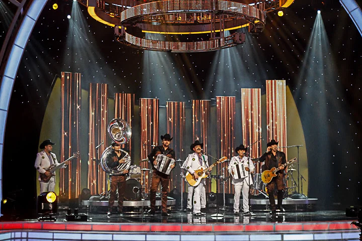 LOS TUCANES DE TIJUANA RECIBEN RECONOCIMIENTO POR SU EXITOSA TRAYECTORIA ARTISTICA EN LOS PREMIOS DE LA RADIO 2015.