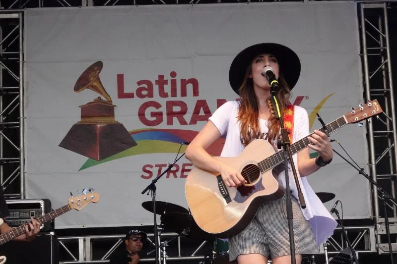 "MARIANA VEGA CAUTIVÓ UNA VEZ MÁS CON SU MÚSICA Y ESTILO EN LOS LATIN GRAMMY STREET PARTIES"