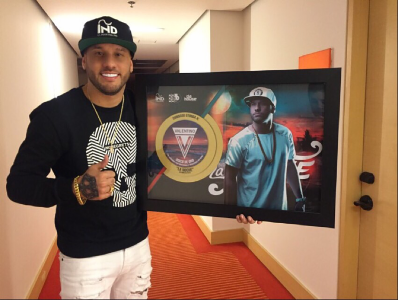 VALENTINO OBTIENE DISCO DE ORO EN COLOMBIA POR SU SENCILLO LA NOCHE