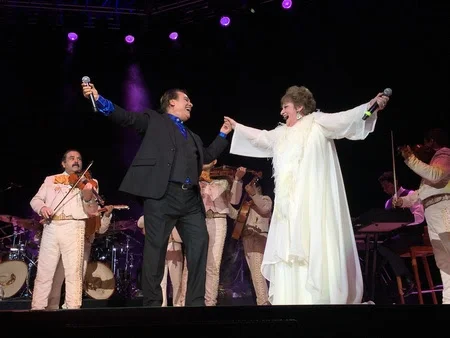 Juan Gabriel y Cristina Ortega Se Unieron en una Magnifica Presentación Especial de “Amor Eterno”