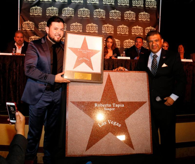 ROBERTO TAPIA QUEDÓ INMORTALIZADO AYER EN EL PASEO DE LAS ESTRELLAS DE LAS VEGAS