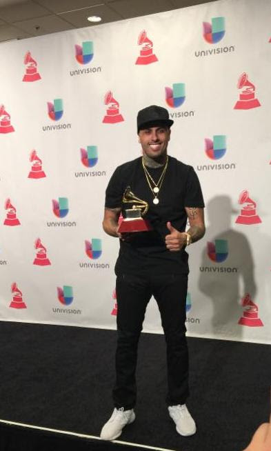 NICKY JAM GANA UN MEGAFONOS EN LA GALA DE LATIN GRAMMY'S