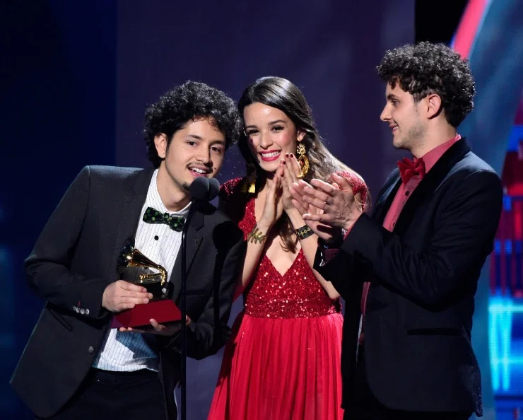 MONSIEUR PERINÉ RECIBE LATIN GRAMMY EN LA CATEGORÍA MEJOR NUEVO ARTISTA