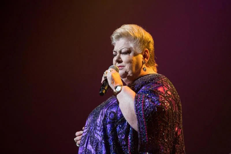 PAQUITA LA DEL BARRIO CELEBRANDO SUS 45 AÑOS CANTÁNDOLE A LOS INÚTILES