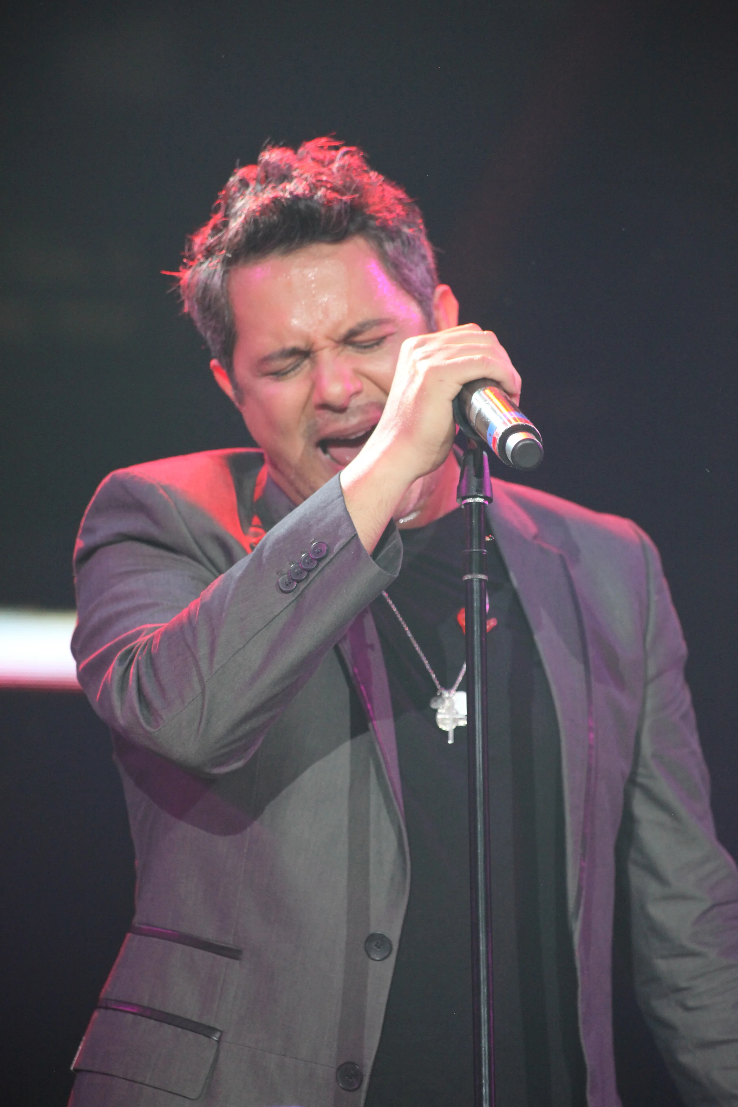 GSPL - Alejandro Sanz performance close-up.JPG