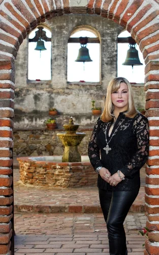 Un año de premios literarios para la autora latina de thrillers históricos de alto riesgo y fábulas bilingües para niños