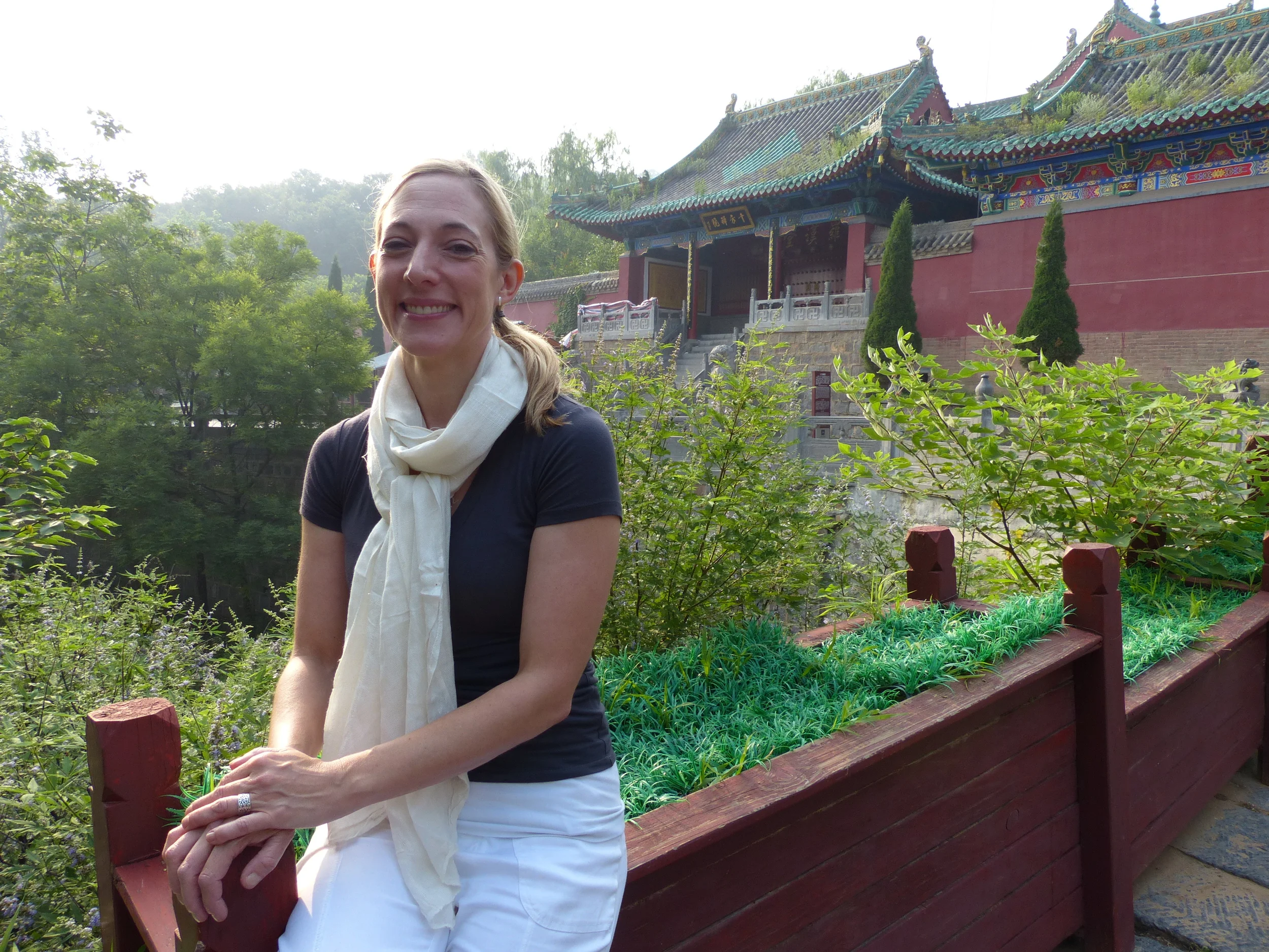 Julie_devant temple_KungFu.JPG