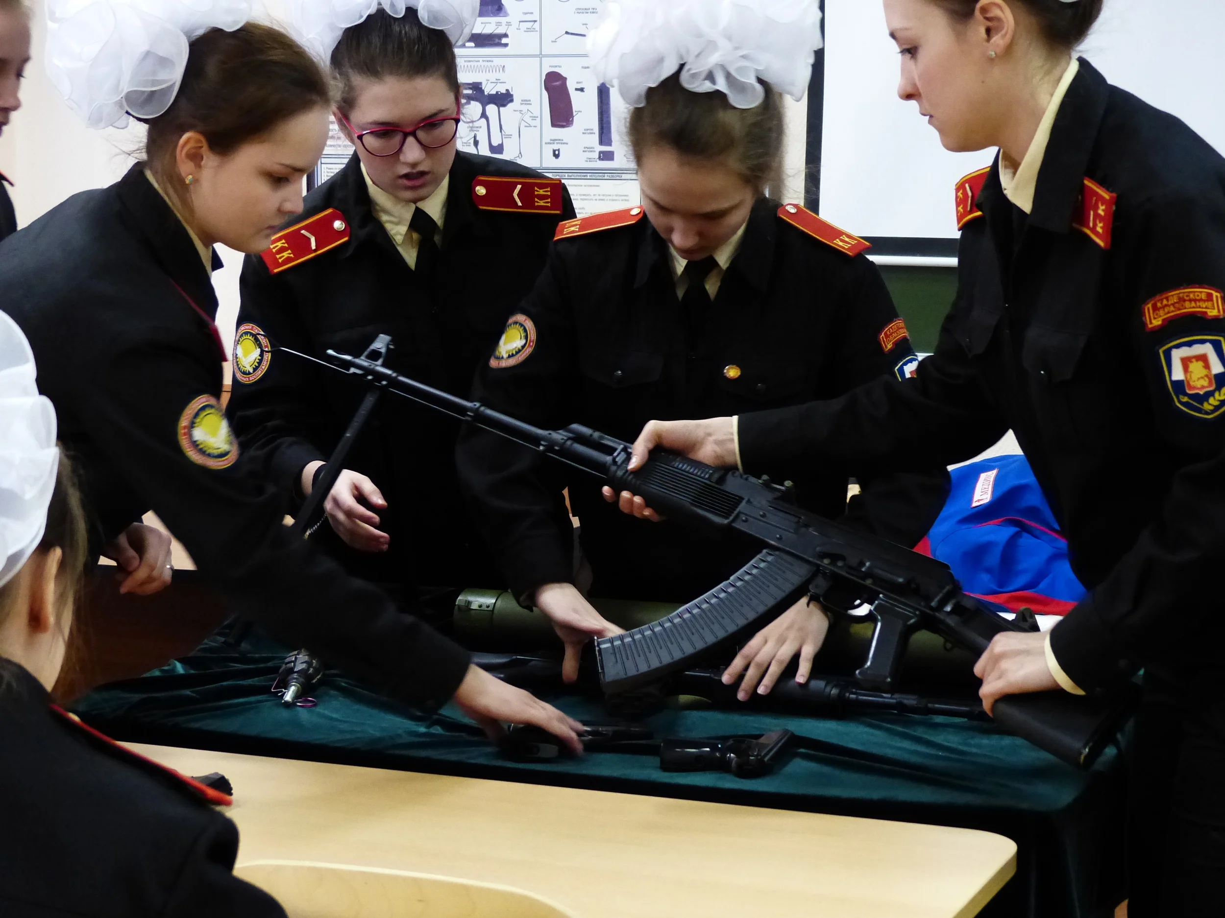 Cadettes_kalashnikov.JPG