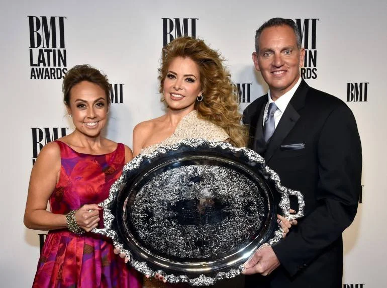 GLORIA TREVI FUE HONRADA CON EL PREMIO PRESIDENCIAL 