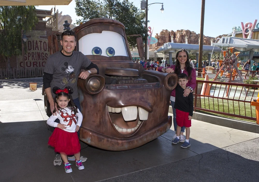 JOEL LIZARRAGA Y SU FAMILIA PASEAN EN DISNEY