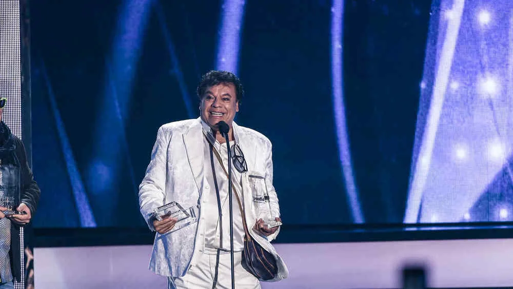 Honran a Juan Gabriel, El Potrillo y a El Buki