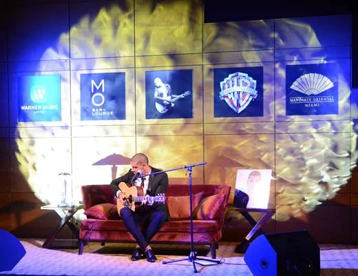 MANUEL MEDRANO DESLUMBRA DURANTE SU SESIÓN ACÚSTICA EN EL MO BAR DEL MANDARIN ORIENTAL