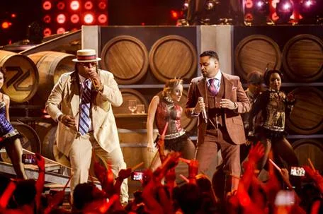 ZION Y LENNOX arrasan en el escenario de Premios Juventud con su interpretación  "Embriágame"