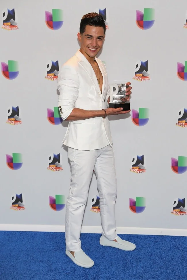 LUIS CORONEL se roba los corazones de todos en Premios Juventud