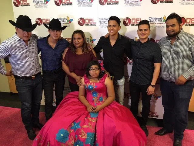 Regulo Caro cumple sueño de una quinceañera con cancer 