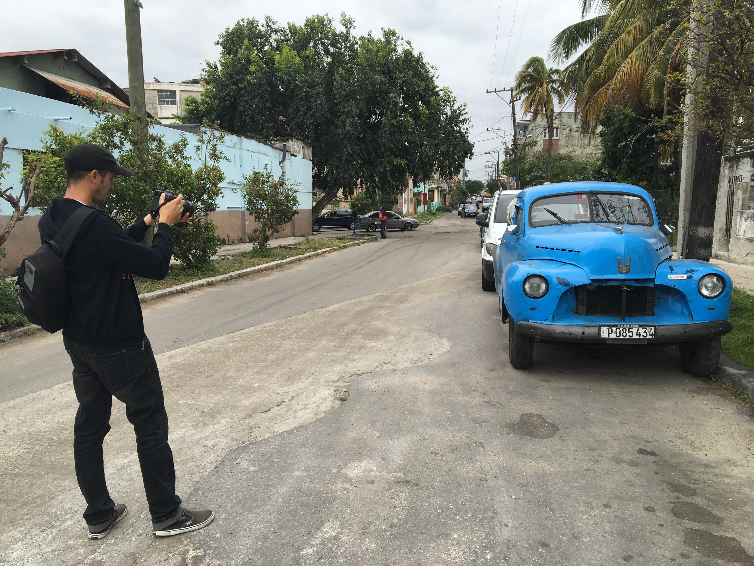  CUBA- One of the camera operators took a picture of an almendron, an old American car, on a street in Cuba. 

Uno de los operadores de cámara tomó una foto de un almendrón, un vcoche viejo americano, en una calle de Cuba.
(Photo Credit: National Geo