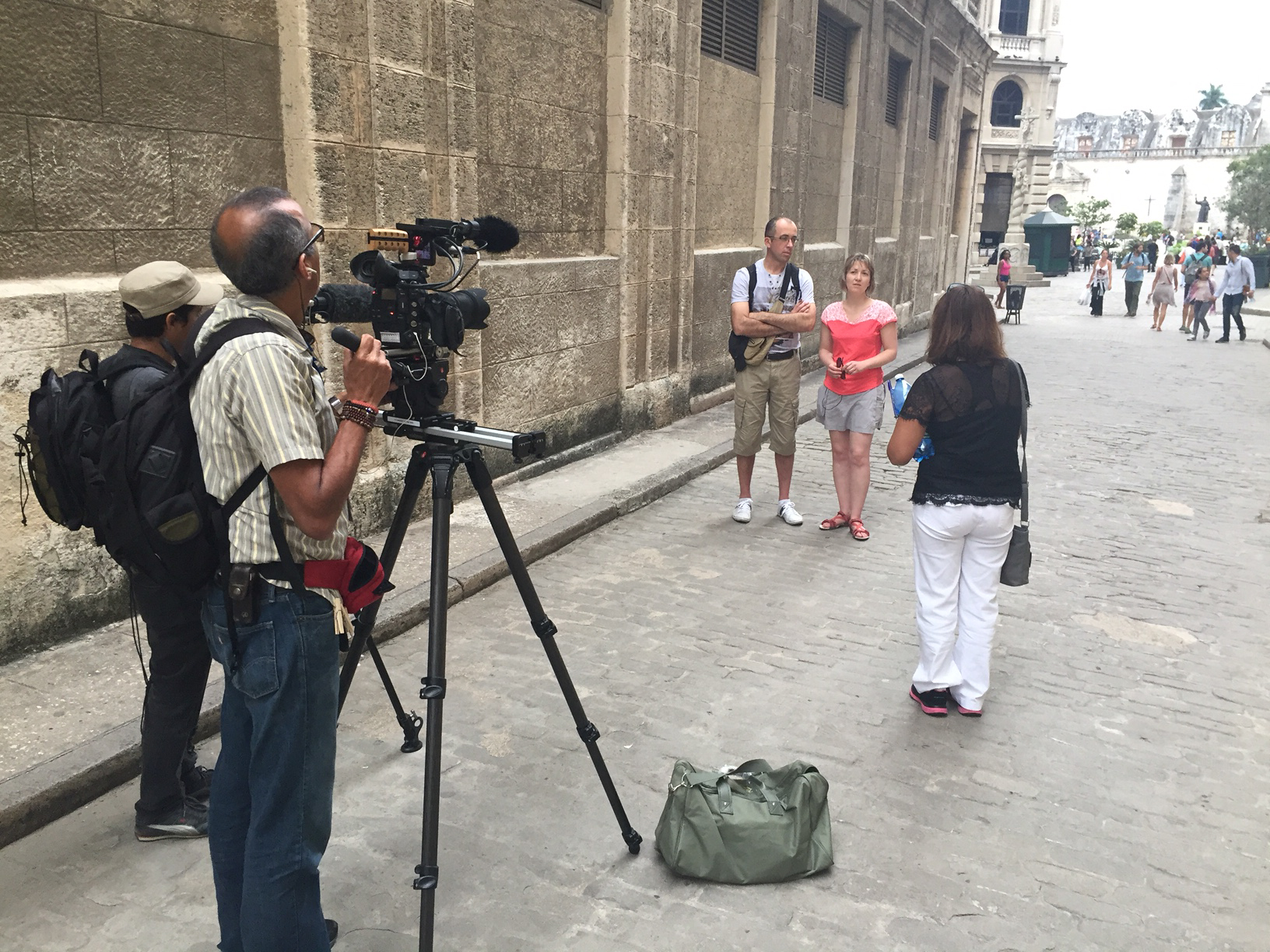  CUBA- The production team filmed an interview with a french tourist, Bandey Severine. They talked about how they wanted to visit Cuba before it starts changing due to the new relations. 

El equipo de producción filmó una entrevista con una turista 
