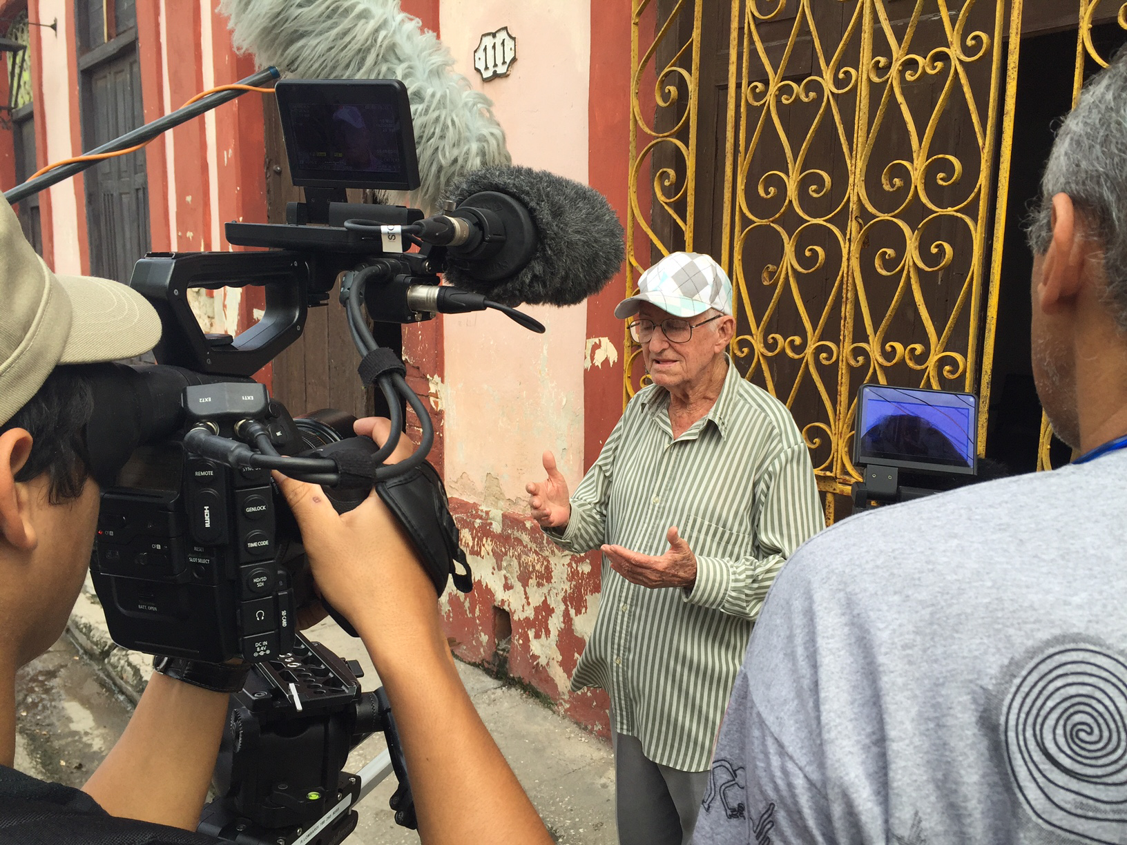  CUBA- The production team filmed an interview with a cuban citizen, Dagoberto Yanez Reyes. He talks about how he hopes that the new relations between Cuba and the United States will bring people together.

El equipo de producción filmó una entrevist