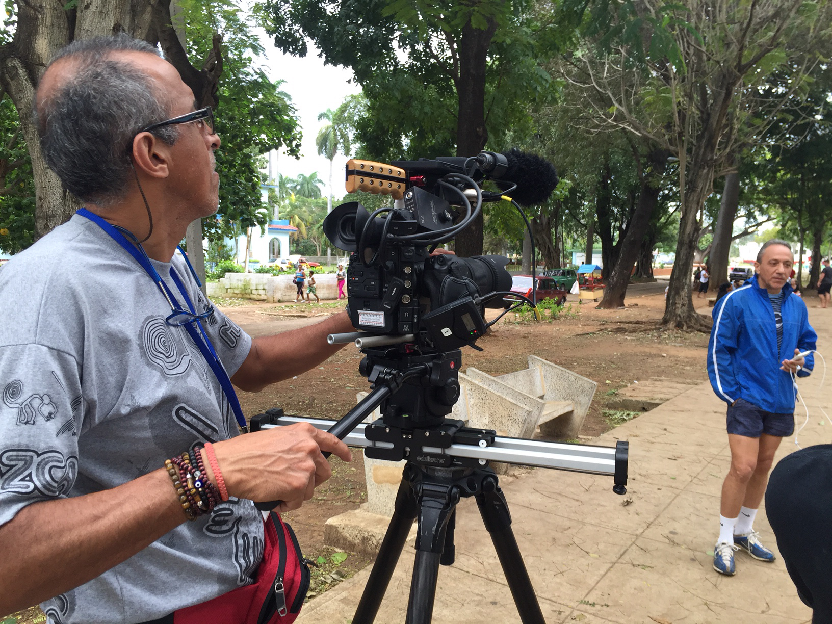  CUBA- The production team filmed an interview with a cuban citizen, Marco Gentili, at one of the few Wi-Fi access locations in Cuba.

El equipo de producción filmó una entrevista con un ciudadano cubano, Marco Gentil, en uno de los pocos lugares de 
