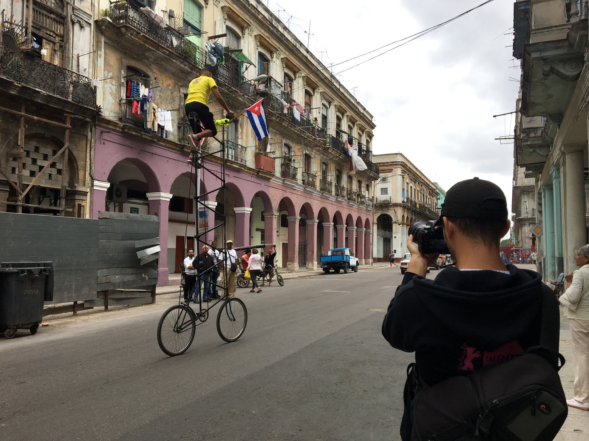  CUBA- The production team filmed an interview with a cuban citizen, Felix Guirola. They were able to capture him as he rode his peculiar bike on the streets of Cuba.

El equipo de producción filmó una entrevista con un ciudadano cubano, Félix Guirol