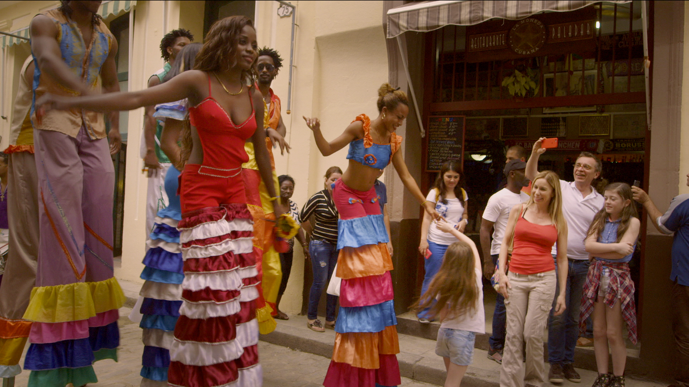 CUBA- Bailarines con Ava.
(Photo Credit: National Geographic Channels) 