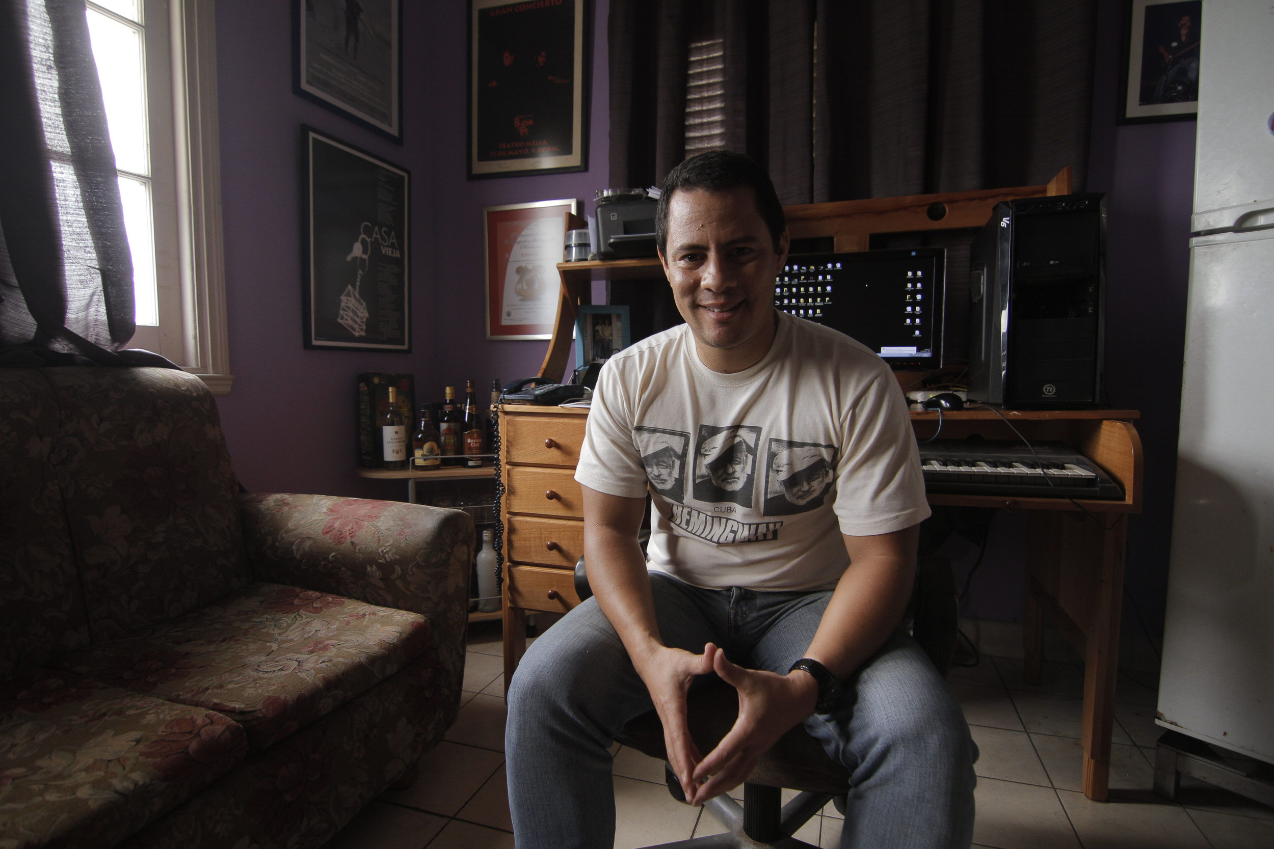  CUBA- Famous Cuban singer, Israel Rojas, talked to us about how the new relations between Cuba and the United States could help expand the music industry in Cuba.

El famoso cantante cubano, Israel Rojas, nos habló de cómo las nuevas relaciones entr