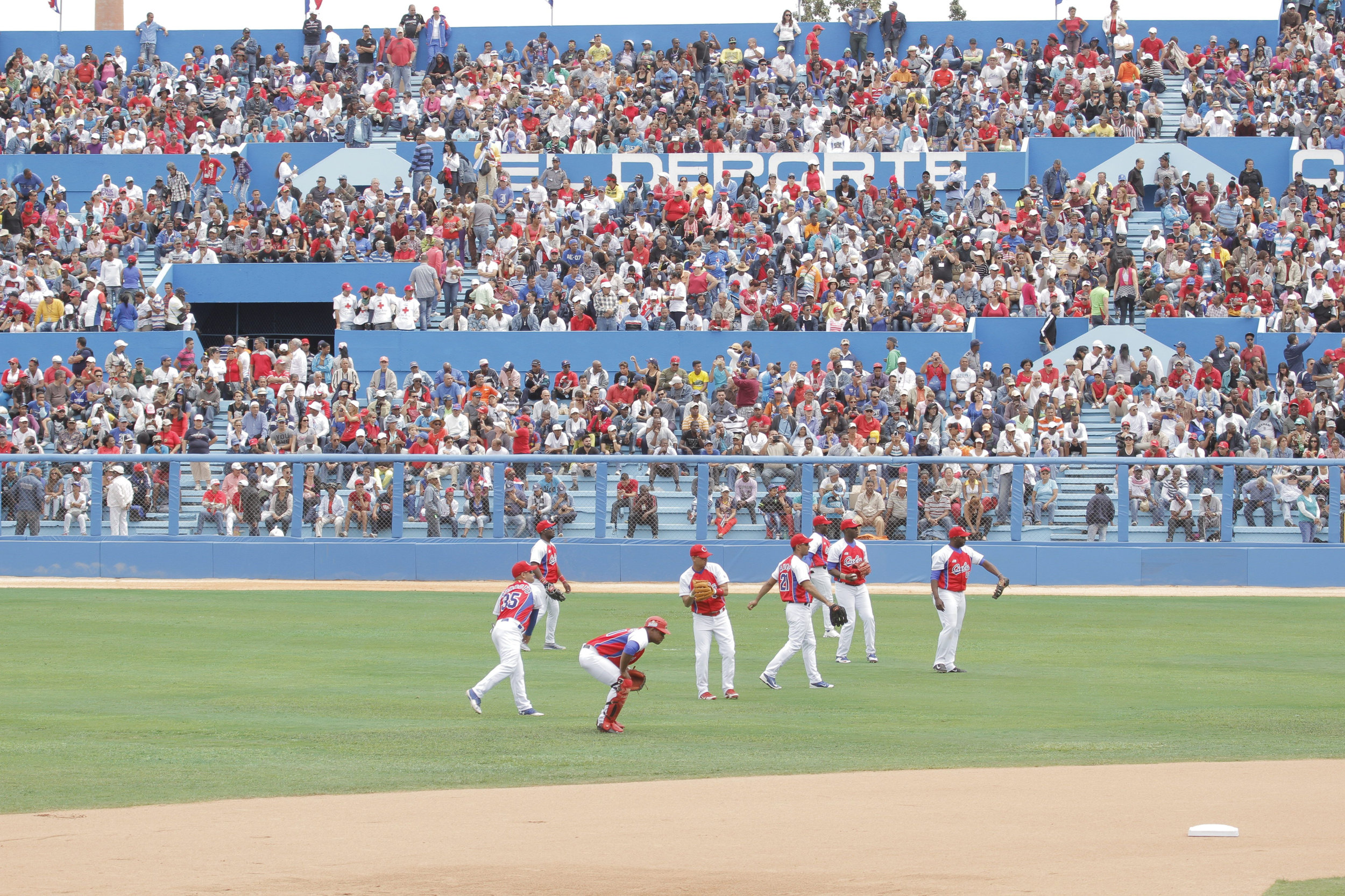  CUBA- This image shows Havana's Estadio Latinoamericano full of people as they watched the Cuban National Team practice for a baseball match against Tampa Bay Rays.

Esta imagen muestra al Estadio Latinoamericano de La Habana lleno de personas quien