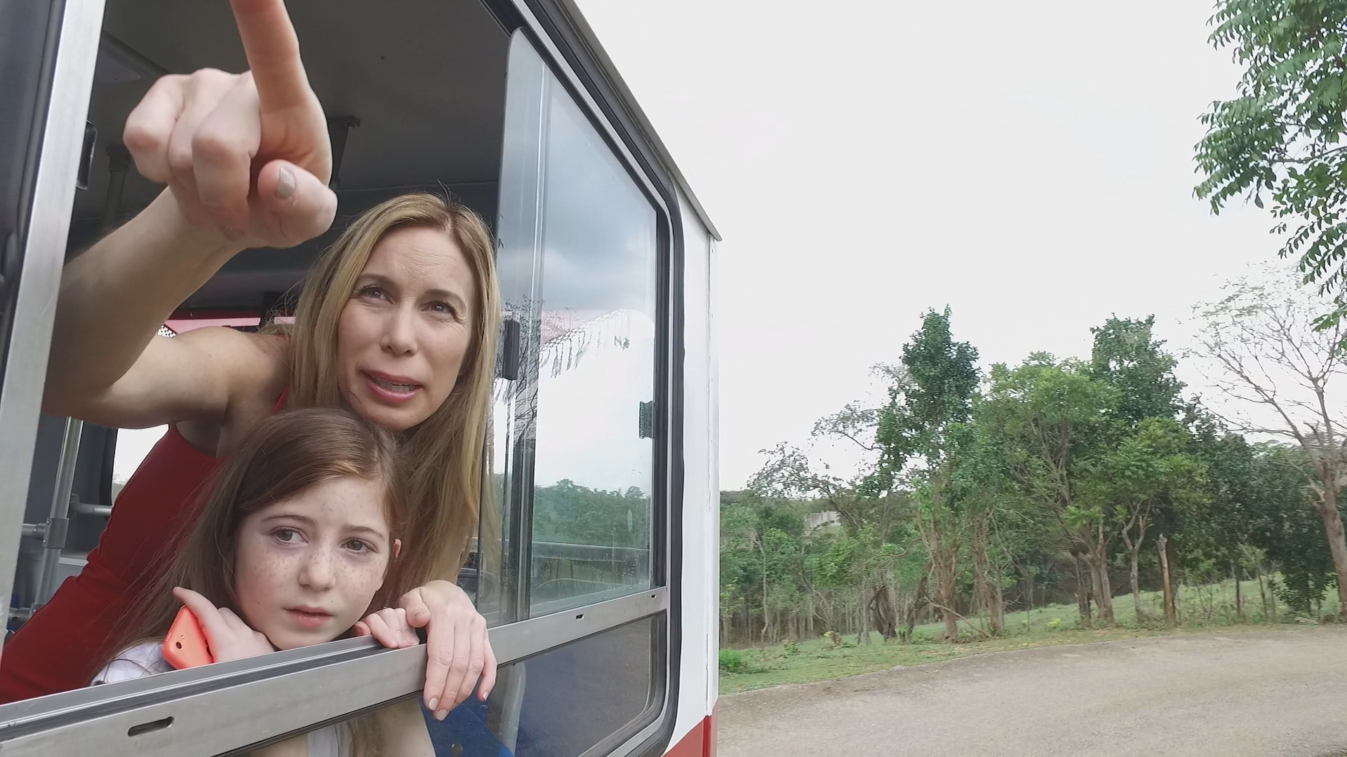  CUBA- Mireya Mayor, anthropologist, and her daughter, Ava Wolff, toured a zoo aboard a bus in Cuba.

Mireya Mayor, antropóloga, y su hija, Ava Wolff, recorrieron un zoológico a bordo de un autobús en Cuba.
(Photo Credit: National Geographic Channels