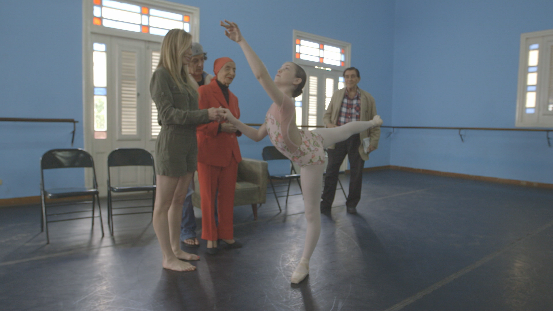  CUBA- Mireya Mayor's daughter, Emma Wolff, danced in front of a Cuban prima ballerina and founder of the Ballet Nacional de Cuba, Alicia Alonso. 

La hija de Mireya Mayor, Emma Wolff, bailó frente una primera bailarina cubana y la fundadora del Ball