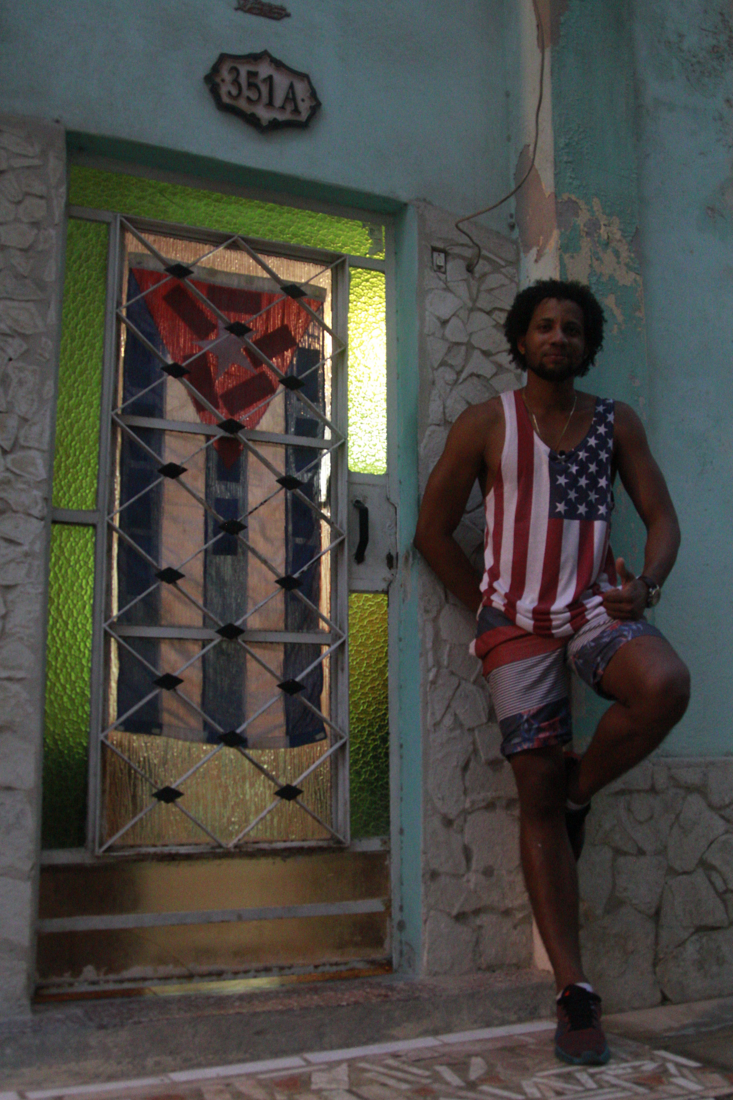  CUBA- Young Cuban guy wears a shirt with the American flag during President Barack Obama's visit to Cuba. He was inspired to wear that shirt as a sign of hope.

Joven cubano lleva puesta una camisa de la bandera de Estados Unidos durante la visita d