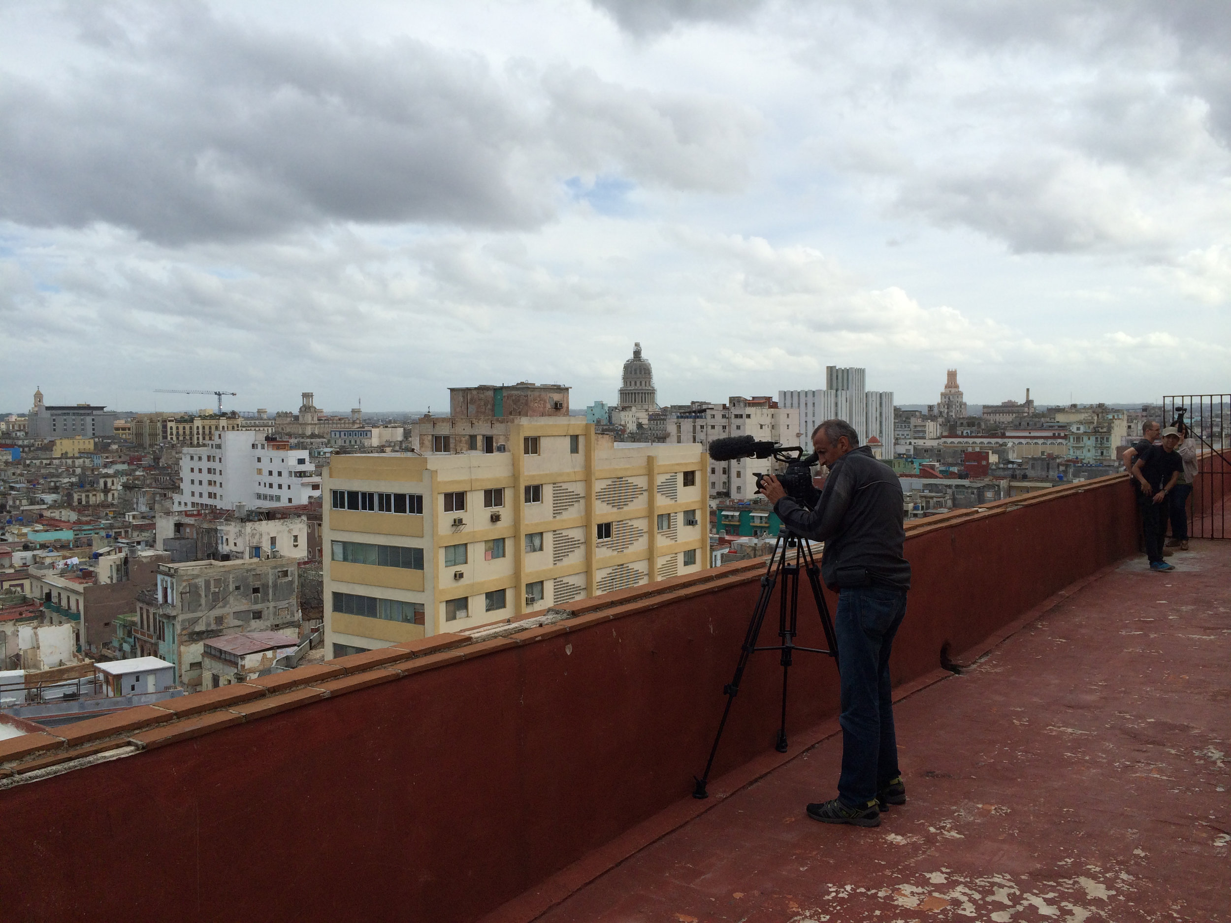  CUBA- A camera operator captured b-roll of the Cuban  skyline from a rooftop of a building.

Un operador de cámara capturó vídeo de archivo del horizonte de Cuba desde un tejado de un edificio.
(Photo Credit: National Geographic Channels/ Rossy Egui