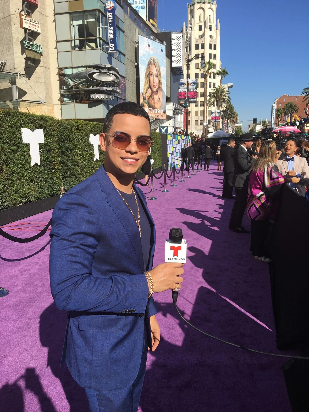  J ÁLVAREZ CONTAGIA LOS ANGELES CON SU EXITO MUSICAL "RICO SUAVE"