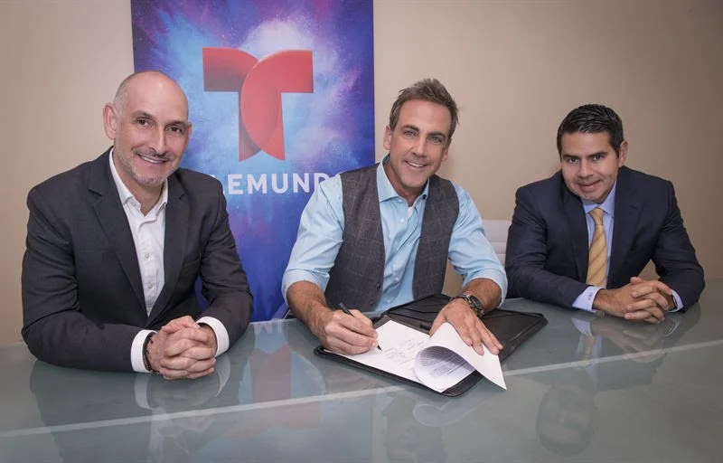 EL MULTIFACETICO ACTOR, CANTAUTOR Y ANIMADOR CARLOS PONCE FIRMA CONTRATO DE EXCLUSIVIDAD CON TELEMUNDO