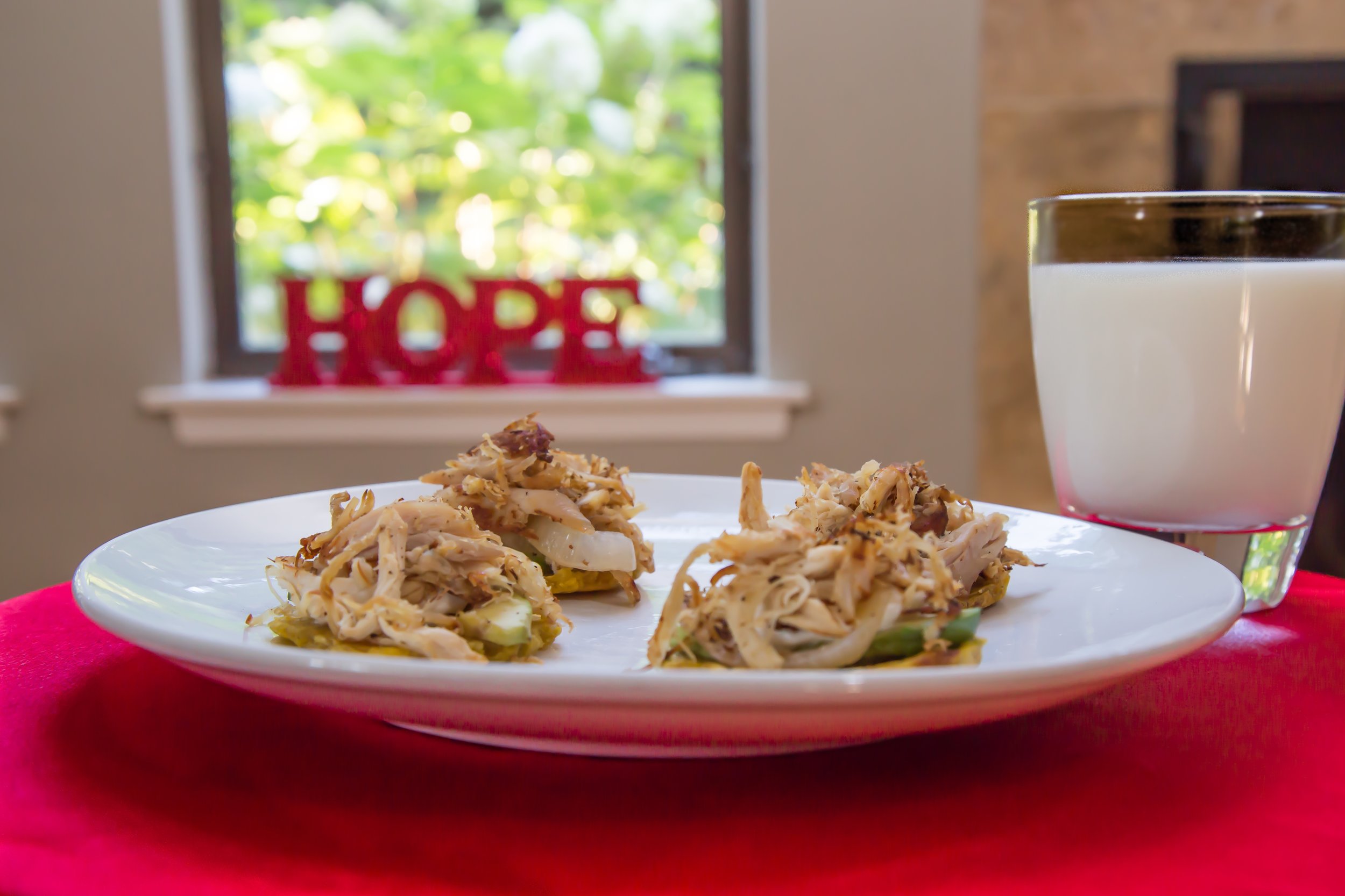 Tostones al Horno con Crème Fraîche y Vaca Frita de Pollo