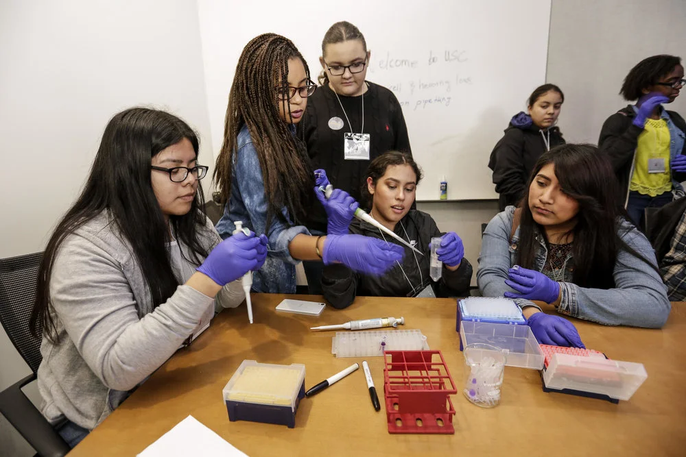 Estudiantes del Este de L.A. muestran interés por las ciencias