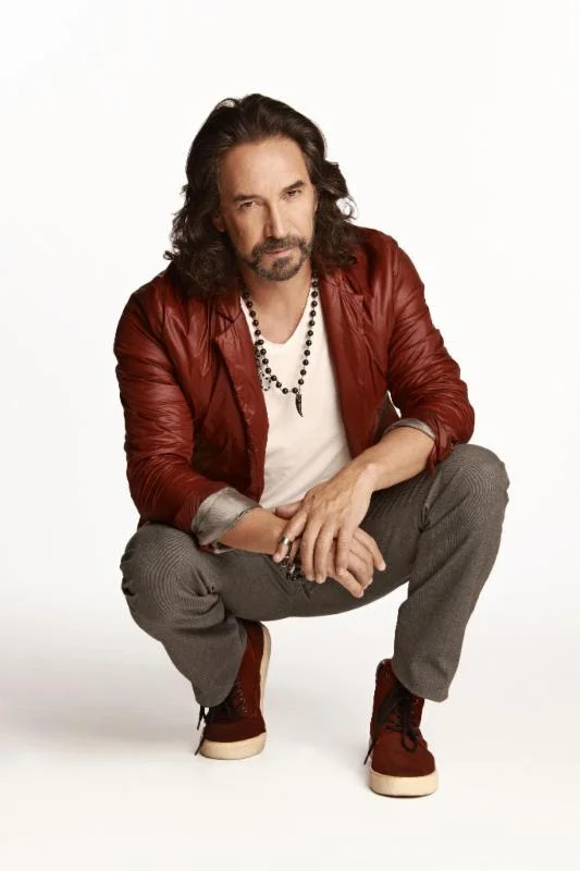 Celebra trayectoria artística con libro