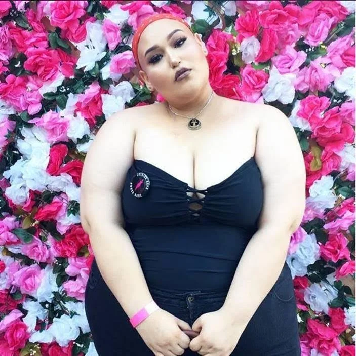 Latina exitosa enfrenta cáncer con estilo